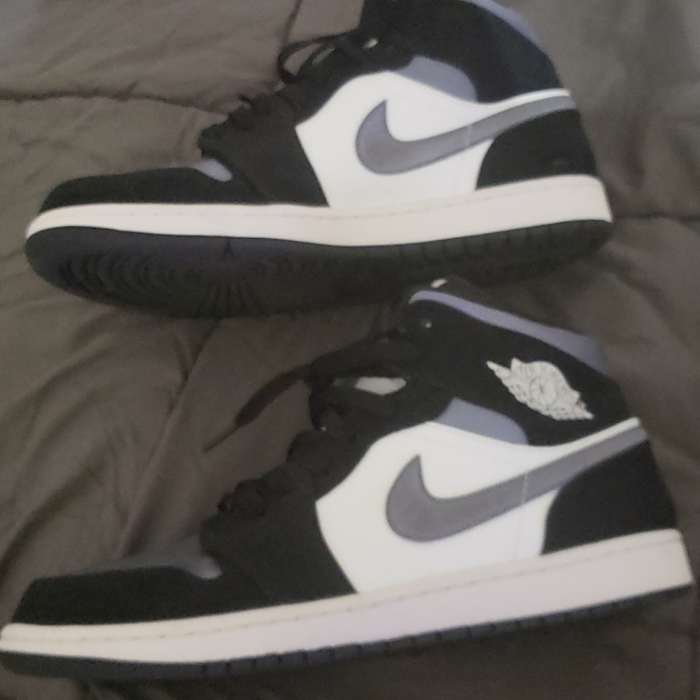 Nike jordans se mid
